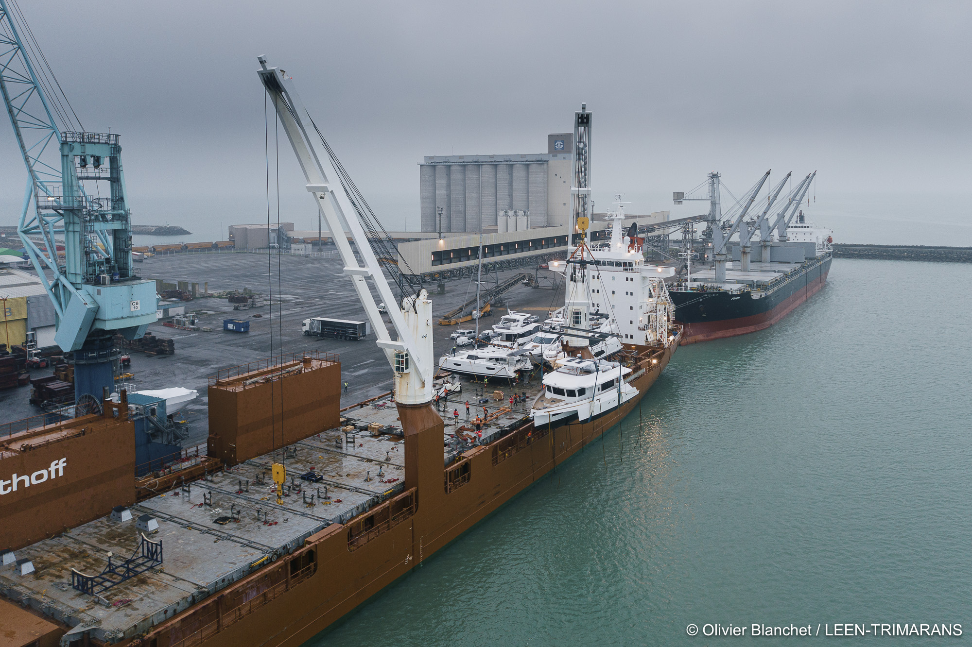 Livraison du LEEN 56 #1 et départ du trimaran pour l’Alaska en cargo